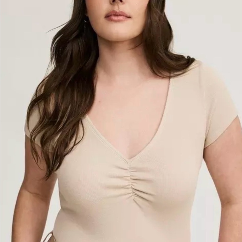 Torrid Rib Cinched V-Neck Tee NWT - Picture 3 of 7